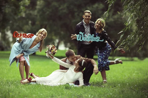 güzel genç nedime, mutlu gelin ve Damat Düğün gününde yaz parkta eğleniyor 