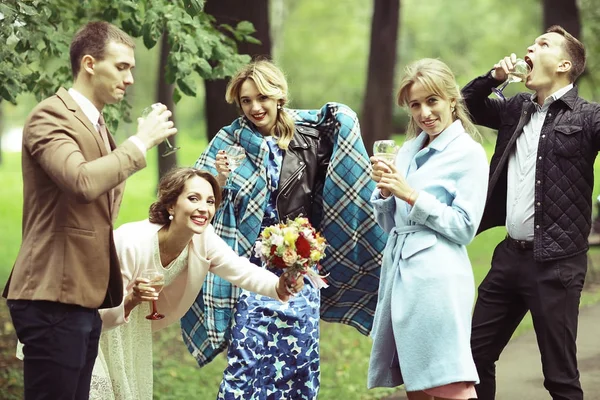 Vackra Unga Tärnor Lyckliga Bruden Och Brudgummen Att Kul Sommar — Stockfoto