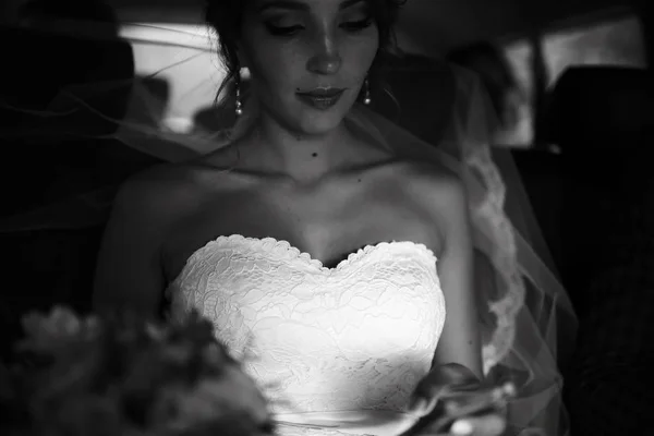 Портрет Красивой Молодой Невесты Свадебном Белом Платье Сидящей Машине — стоковое фото