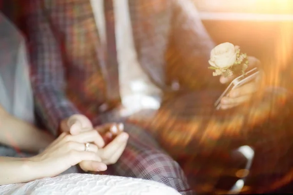 Jonge Bruid Witte Dresss Bruidegom Samen Zitten Hand Hand Trouwdag — Stockfoto