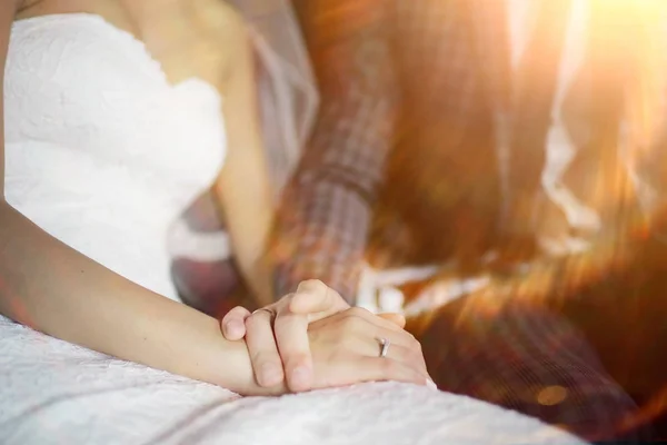 Novia y novio en el parque — Foto de Stock