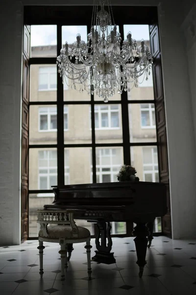 大きな窓と豪華なクラシック インテリアのグランド ピアノ — ストック写真