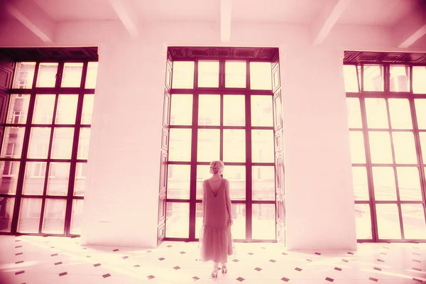 ışık zarif iç poz Kırmızı elbiseli güzel genç kadın portresi  