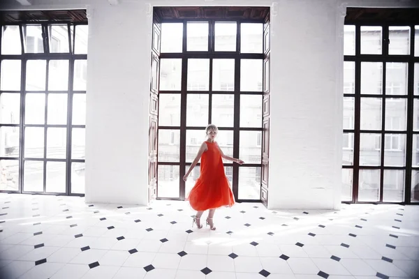 Retrato Bela Jovem Mulher Vestido Vermelho Posando Luz Interior Elegante — Fotografia de Stock