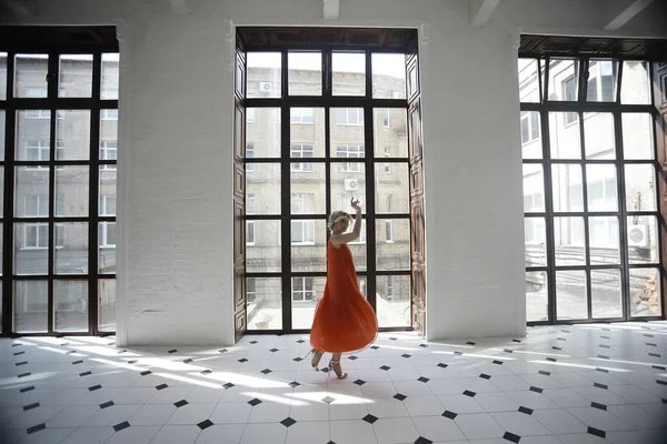 Retrato Hermosa Mujer Joven Vestido Rojo Posando Interior Elegante Luz — Foto de Stock