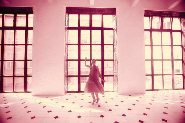 ışık zarif iç poz Kırmızı elbiseli güzel genç kadın portresi  