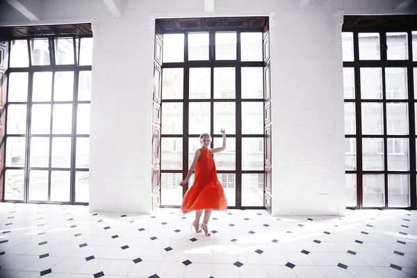 ışık zarif iç poz Kırmızı elbiseli güzel genç kadın portresi  