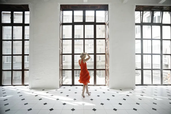 ışık zarif iç poz Kırmızı elbiseli güzel genç kadın portresi  