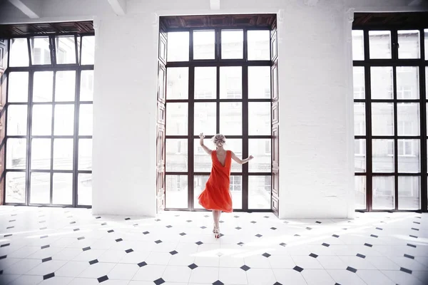 ışık zarif iç poz Kırmızı elbiseli güzel genç kadın portresi  