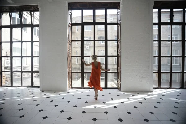 ışık zarif iç poz Kırmızı elbiseli güzel genç kadın portresi  