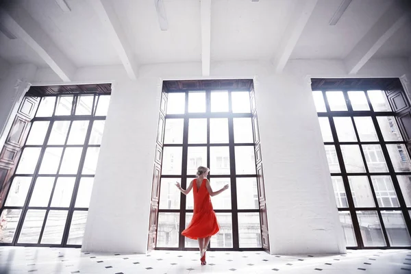 Портрет Красивої Молодої Жінки Червоній Сукні Позує Легкому Елегантному Інтер — стокове фото