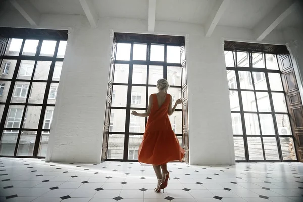 ışık zarif iç poz Kırmızı elbiseli güzel genç kadın portresi  