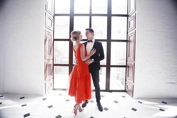 Mujer en vestido rojo y hombre guapo —  Fotos de Stock