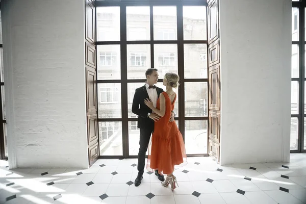 Mulher em vestido vermelho e homem bonito — Fotografia de Stock