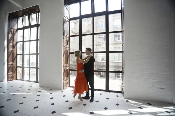 kadın kırmızı elbise ve yakışıklı adam 