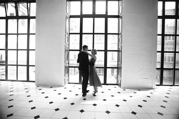 Retrato Hermosa Mujer Joven Hombre Guapo Traje Bailando Interior Elegante — Foto de Stock