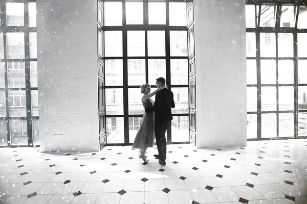 güzel genç kadın ve ışık zarif interiror dans takım elbiseli yakışıklı adam portresi 