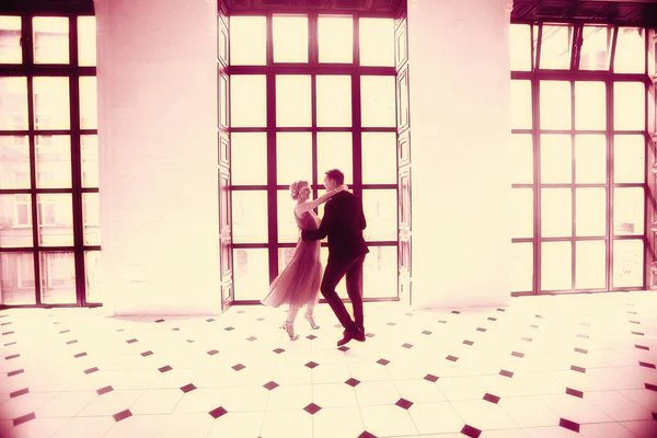 güzel genç kadın ve ışık zarif interiror dans takım elbiseli yakışıklı adam portresi 