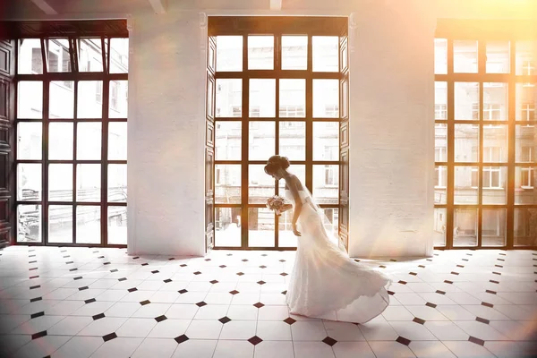 Gelin beyaz gelinlik içinde  