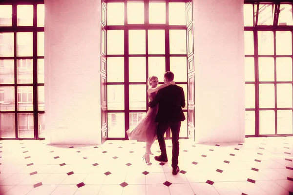 genç kadın ve erkek dans 