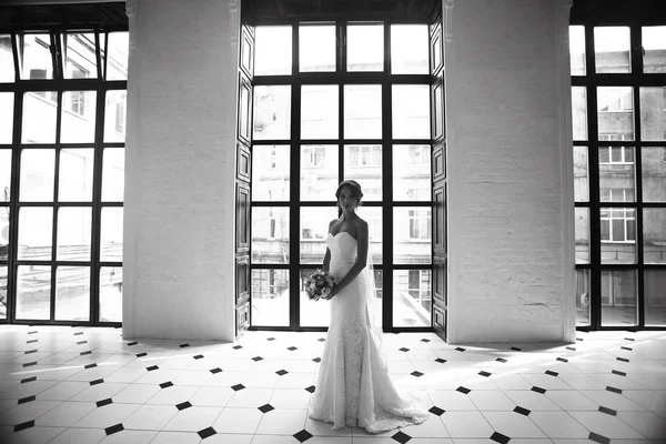 Gelin beyaz gelinlik içinde  