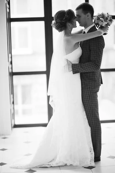Bruden och groome i eleganta interiör — Stockfoto