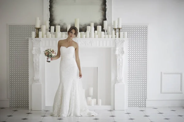 Gelin beyaz gelinlik içinde  