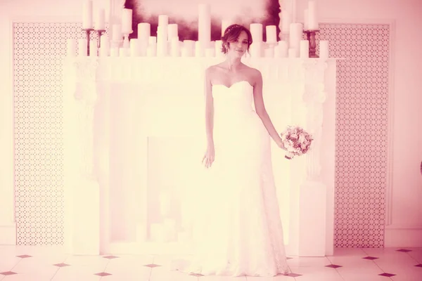 Gelin beyaz gelinlik içinde  