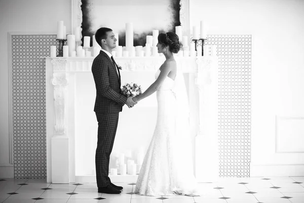 Невеста и грум в элегантном интерьере — стоковое фото