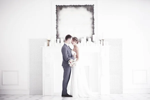 Bride and groome in elegant interior — Stock Photo, Image