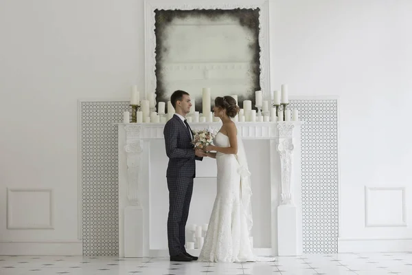 Невеста и грум в элегантном интерьере — стоковое фото