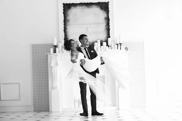 Noiva e groome no interior elegante — Fotografia de Stock