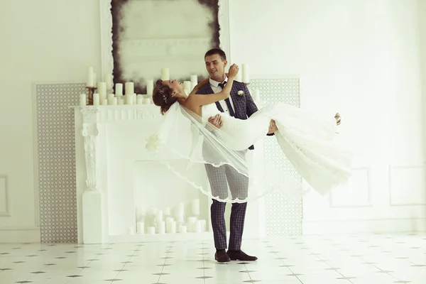 Bride and groome in elegant interior — Stock Photo, Image