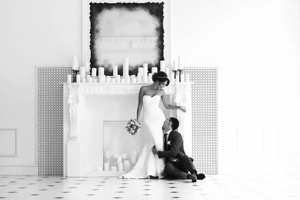 Sposa e groome in interni eleganti — Foto Stock