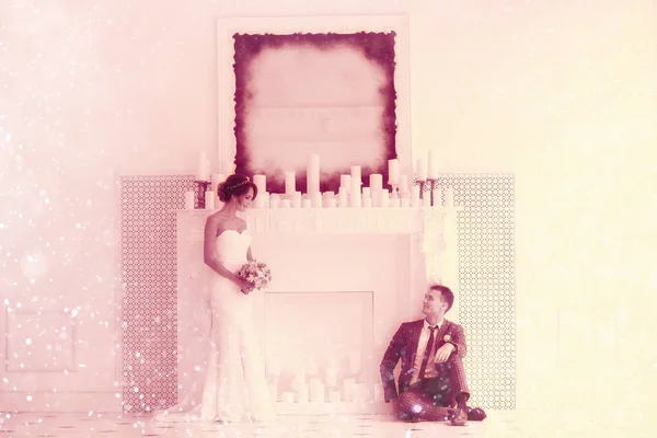 Bruid en groome in elegant interieur — Stockfoto