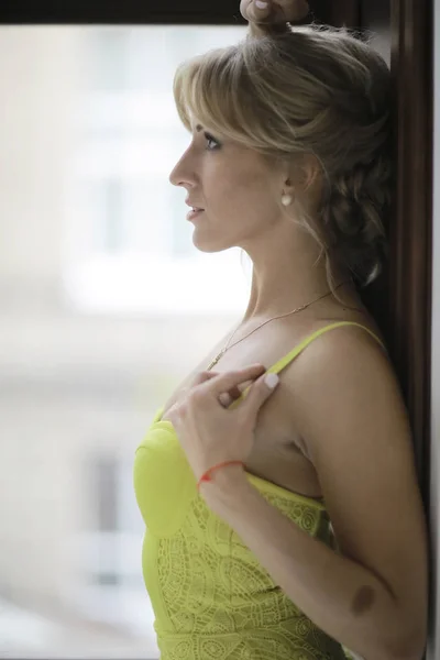 Kobieta w stylowy sukienka żółty — Zdjęcie stockowe