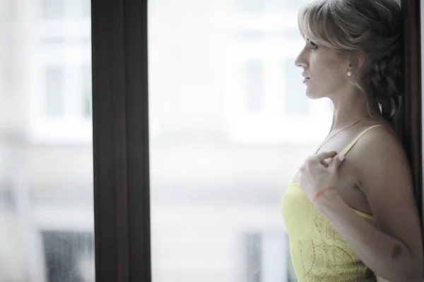 Mujer en vestido amarillo con estilo — Foto de Stock