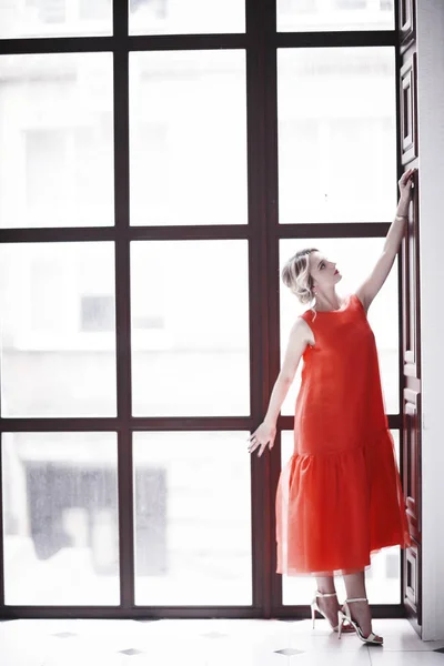 Mulher em vestido vermelho elegante — Fotografia de Stock
