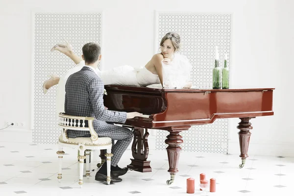 piyano ve gelin damat