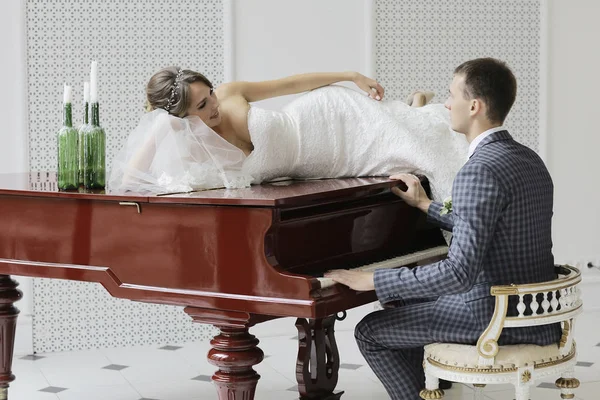 Hrající klavír a nevěsta ženicha — Stock fotografie