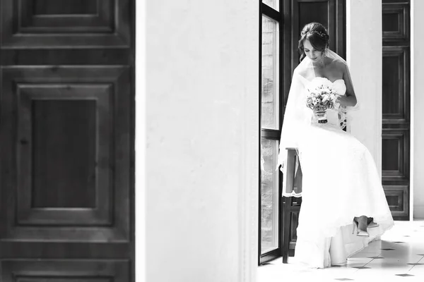 Sposa in abito da sposa bianco — Foto Stock