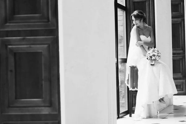 Sposa in abito da sposa bianco — Foto Stock