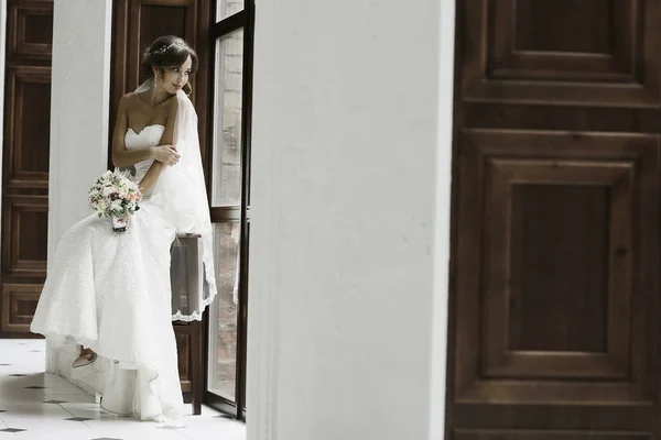 Sposa in abito da sposa bianco — Foto Stock