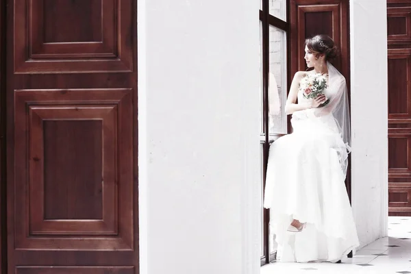 Sposa in abito da sposa bianco — Foto Stock