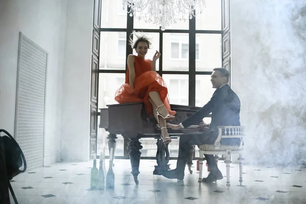 piyano ve kadın oynayan adam  