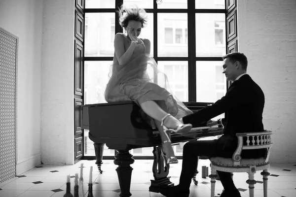 piyano ve kadın oynayan adam 