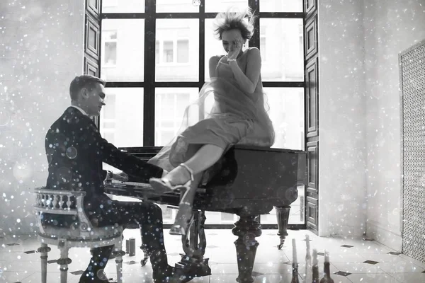 Piyano ve kadın oynayan adam — Stok fotoğraf