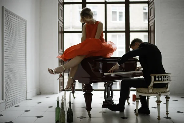 piyano ve kadın oynayan adam  
