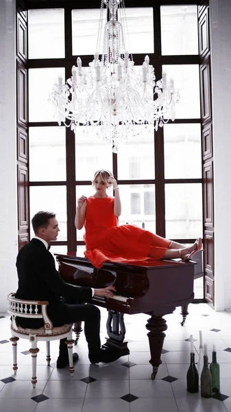 piyano ve kadın oynayan adam  