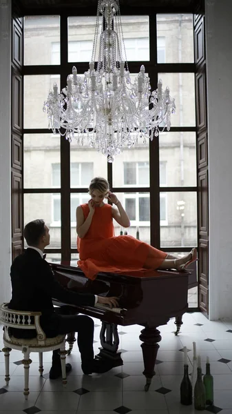 piyano ve kadın oynayan adam  